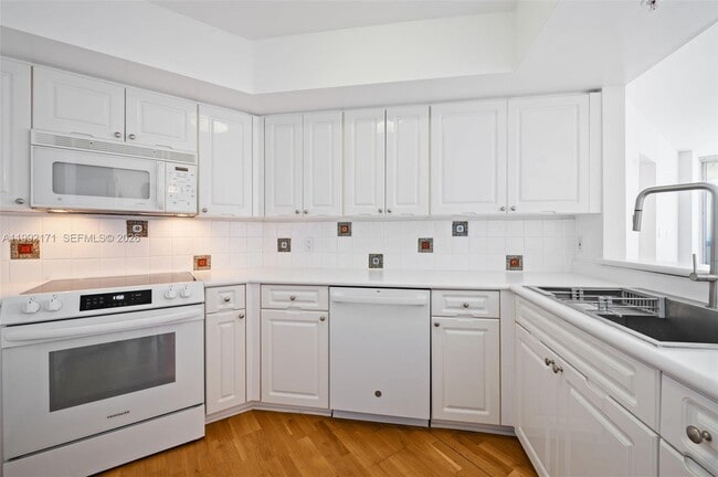 Building Photo - 1900 Sunset Harbour Dr