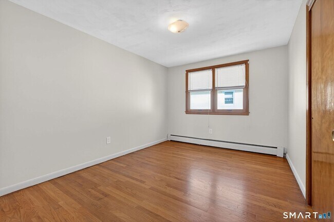 Building Photo - 985 Slater Rd