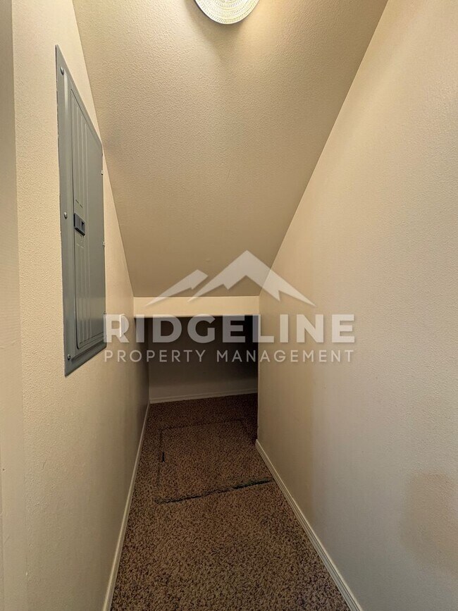 Building Photo - 345 S Byron Ave