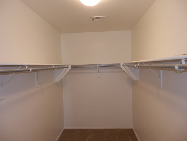 Building Photo - Spacious 2-Story Home with NEW Carpet and ...
