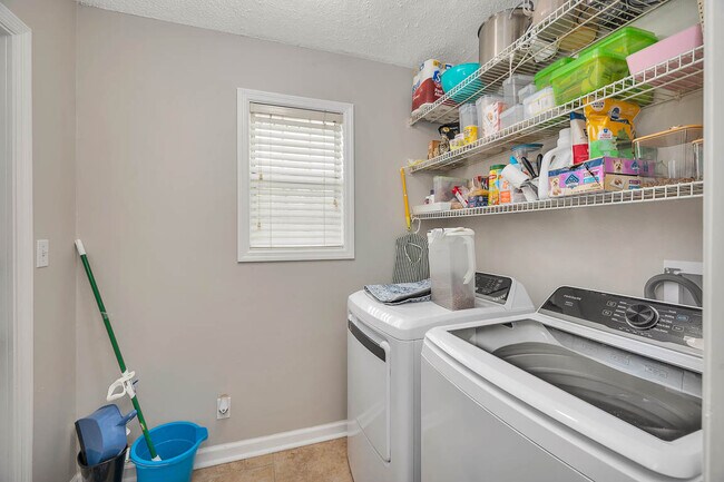 Building Photo - 132 S Island Square Dr