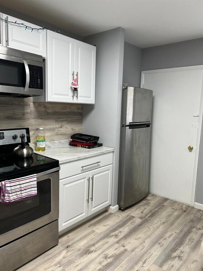 Building Photo - 1670 NE 191st St