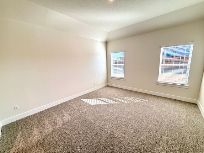 Building Photo - 2900 Woodbrook Dr