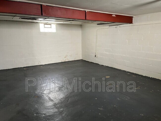 Building Photo - 126 Monmoor Ave