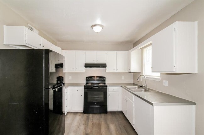 Building Photo - 613 Ramblin Oaks Dr