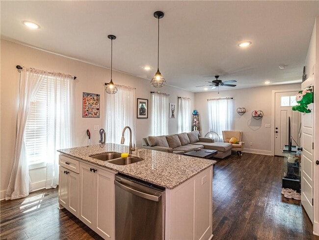 Building Photo - 2 bedroom 1. 5bath upscale modern living n...