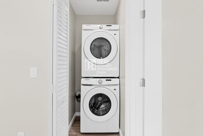 Building Photo - 996 S Siet Pl