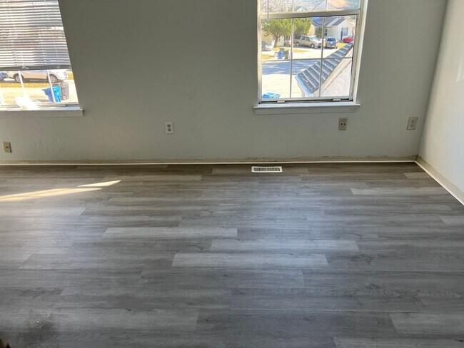 Building Photo - 2BD/ 2.5BA Townhouse near Town Center! Was...