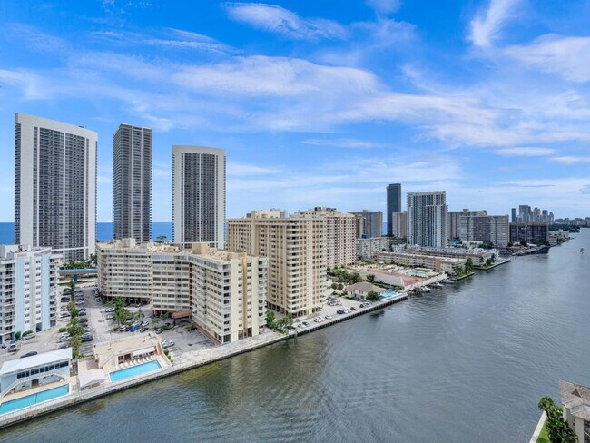 Building Photo - 2602 E Hallandale Beach Blvd