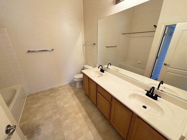 Building Photo - Beautiful 2Bed/2Bath Condo located in Henderson's Mission Ridge gated Community
