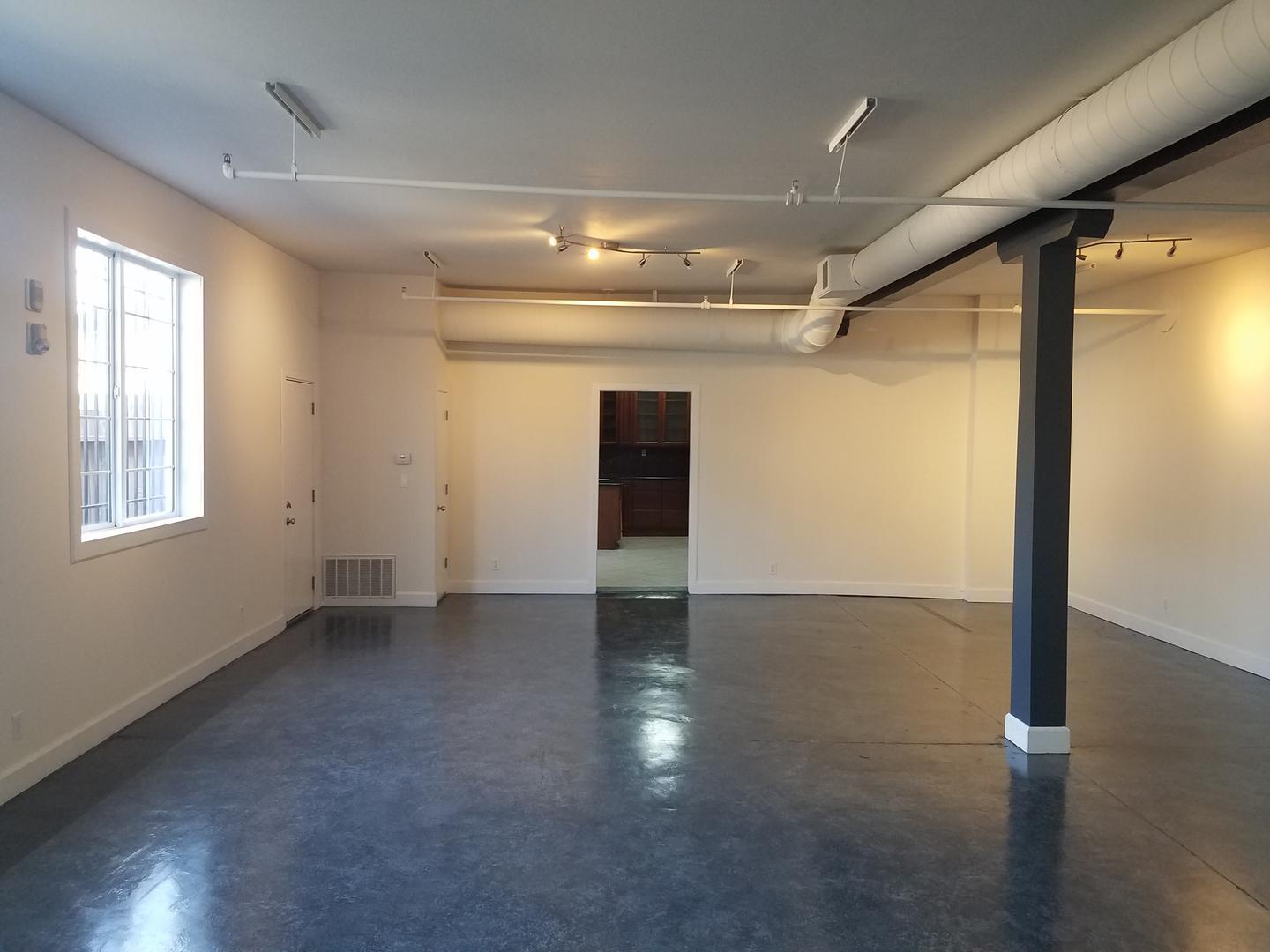 Building Photo - Large well located West Oakland condominium