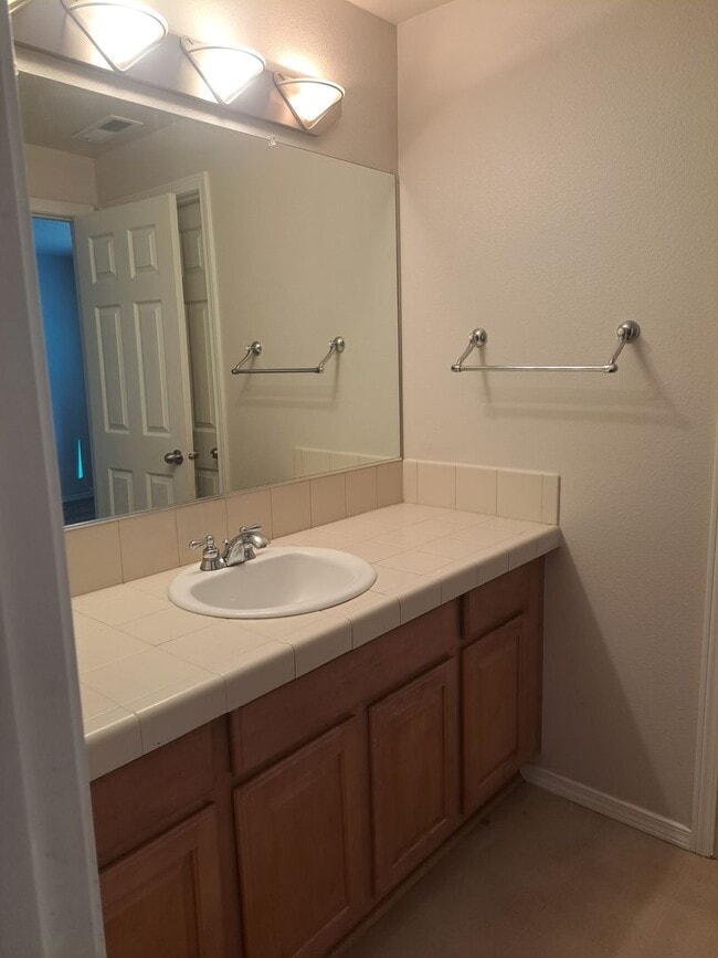 Building Photo - 3 Bedroom Home - Nice back yard -  no appl...