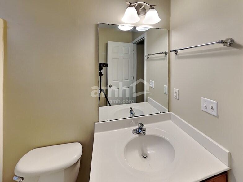 Building Photo - 544 Knothole Ln