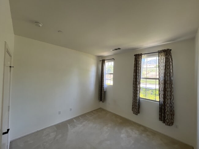 Building Photo - 869 East Mountain Way