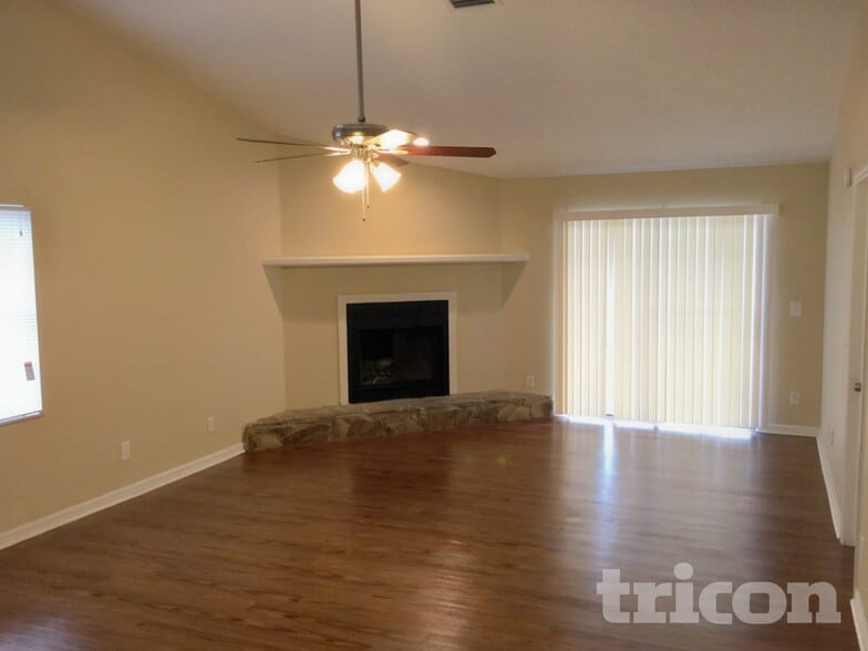 Building Photo - 2025 Helm Ln