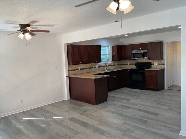 Building Photo - 5728 Sylvia Dr