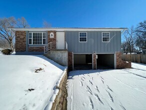 Building Photo - A Perfect Place to Call Home!!