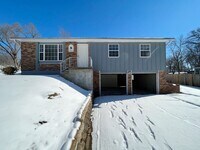 Building Photo - A Perfect Place to Call Home!!