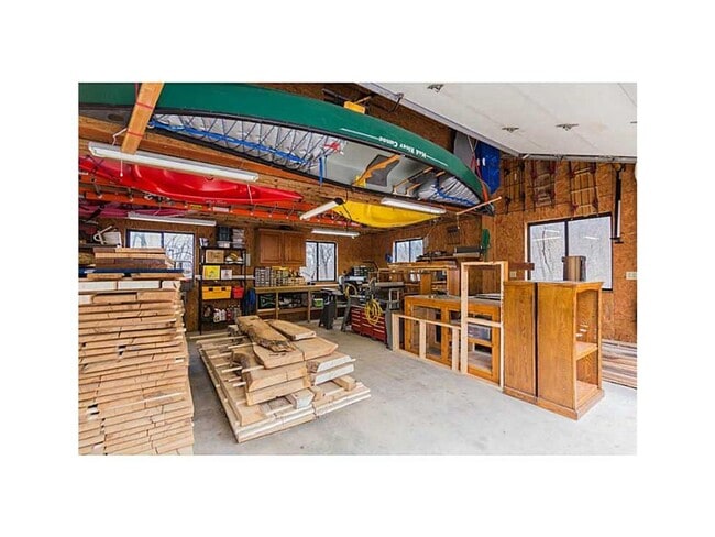 Building Photo - 4 bedroom rustic home, private acreage