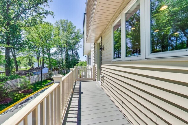Building Photo - Stunning Contemporary Townhome - 4 Bedroom...