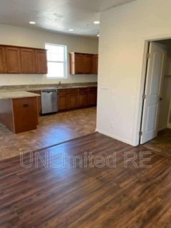 Building Photo - 2443 W Pikes Peak Dr