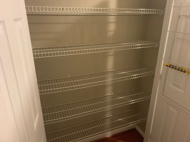 Building Photo - Nice Large Condo on Ground Level for Rent in Awesome Neighborhood!