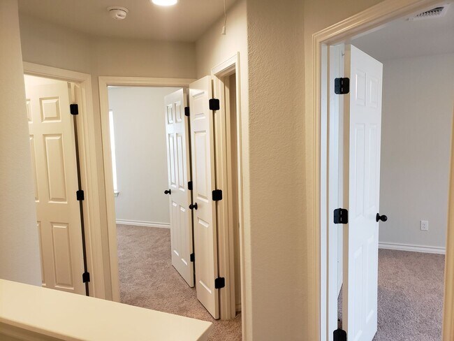 Building Photo - Town home for rent