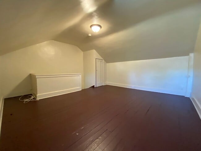 Building Photo - Pet Friendly Squirrel Hill Townhome! Both Covered Front Porch & Backyard!