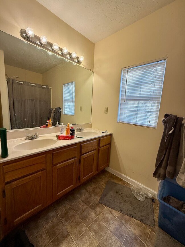 Building Photo - 424 Woodland Ave