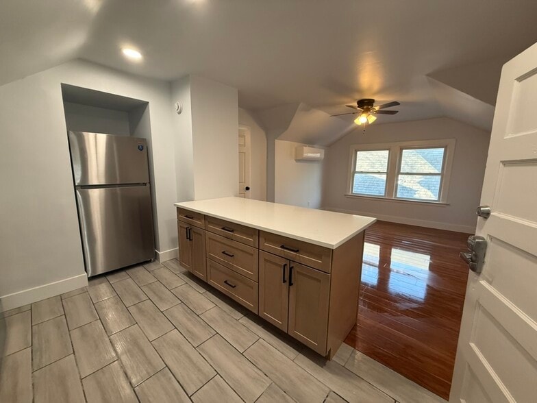 Building Photo - 1367 Burdette Ave