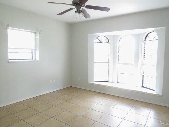 Building Photo - 1414 W Del Mar St