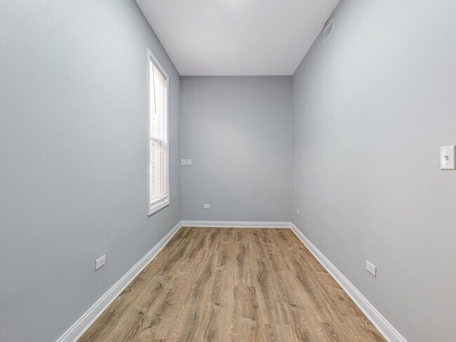 Building Photo - 1621 W Cullerton St