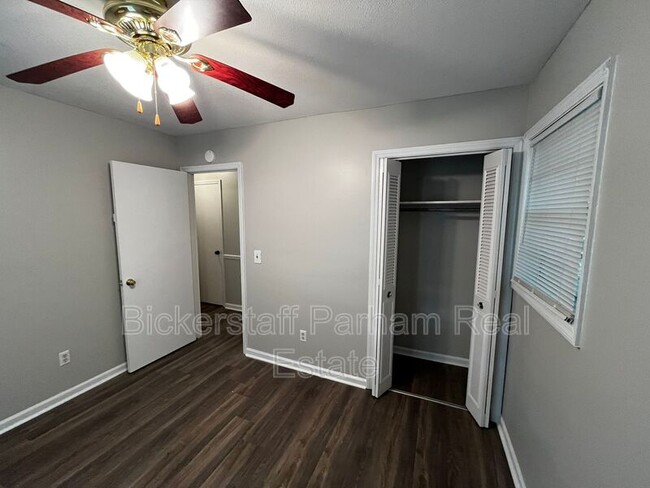 Building Photo - 5615 Buxton Dr