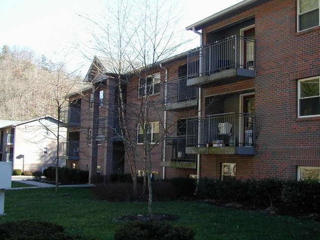 Primary Photo - Pinnacle Apartments