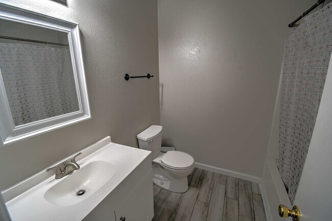 Building Photo - Great 3 Bedroom 2 Bathroom Home !!!!