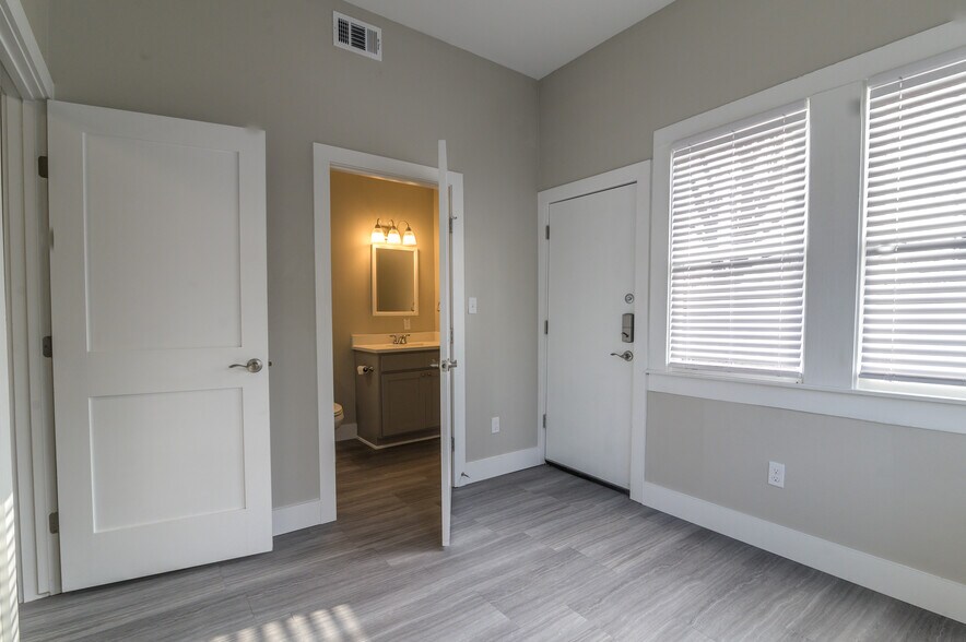 Building Photo - 4602 E Side Ave