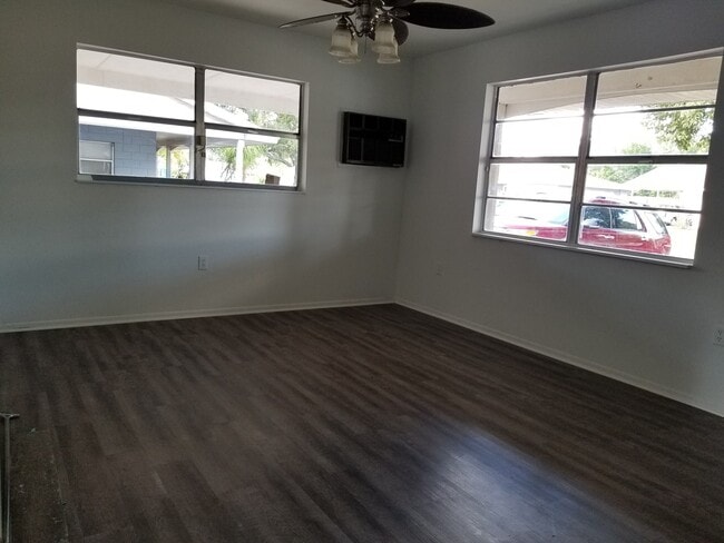 Building Photo - Southwest Winter Haven Three-Bedroom Home