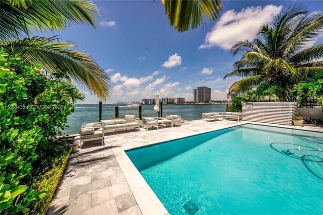 Building Photo - 1930 Bay Dr