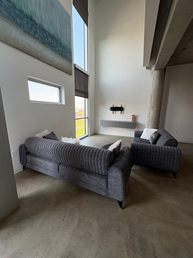 Building Photo - Enormous Loft With Downtown Views