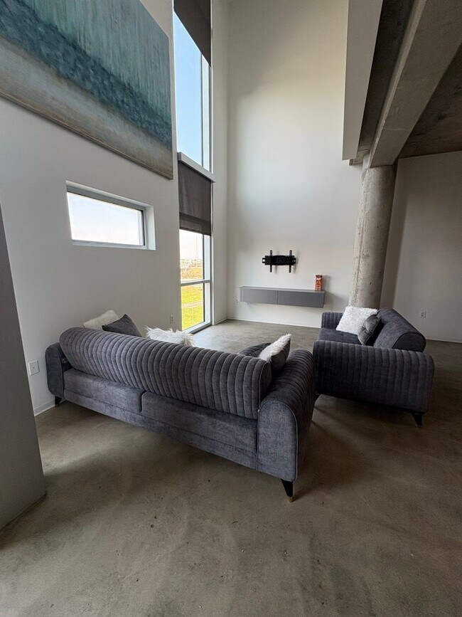 Building Photo - Oversized Loft With Downtown Views