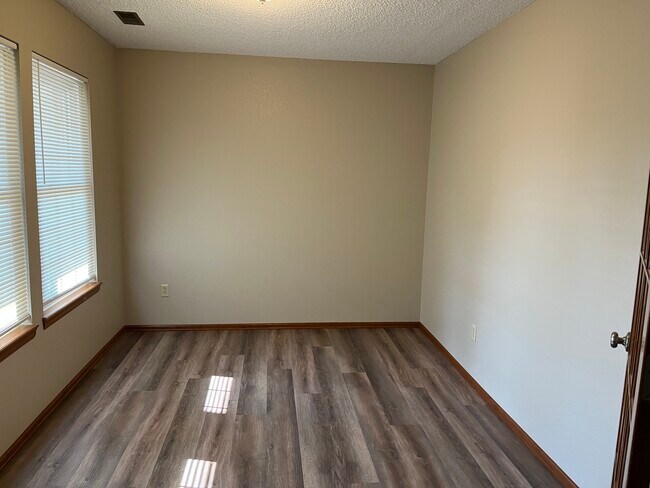 Building Photo - 5720 Old Farm Cir W