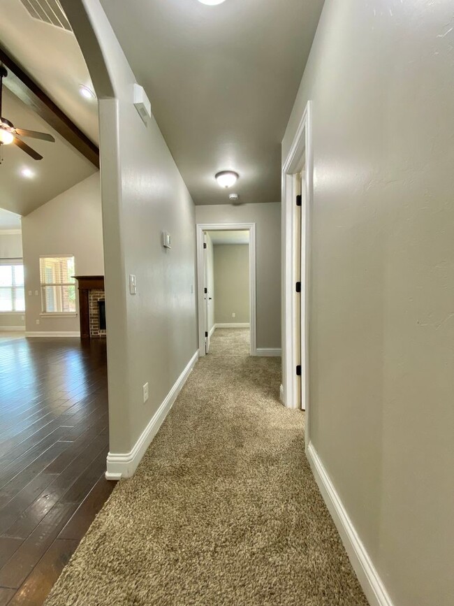 Building Photo - 4 Bed, 2 Bath in Gated Edmond Neighborhood