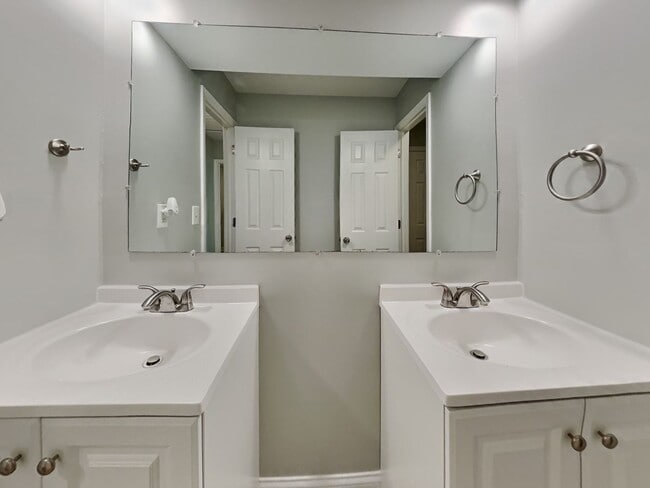 Building Photo - Charming 3-Bed, 2-Bath Home in Blue Springs with Garage