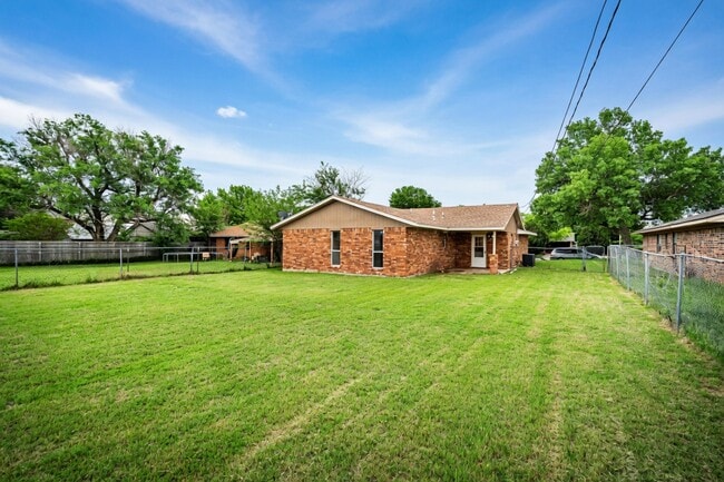 Building Photo - 6111 NW Maple Ave