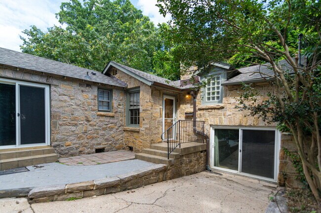 Building Photo - Inviting Stone Home for Rent – Walking Dis...