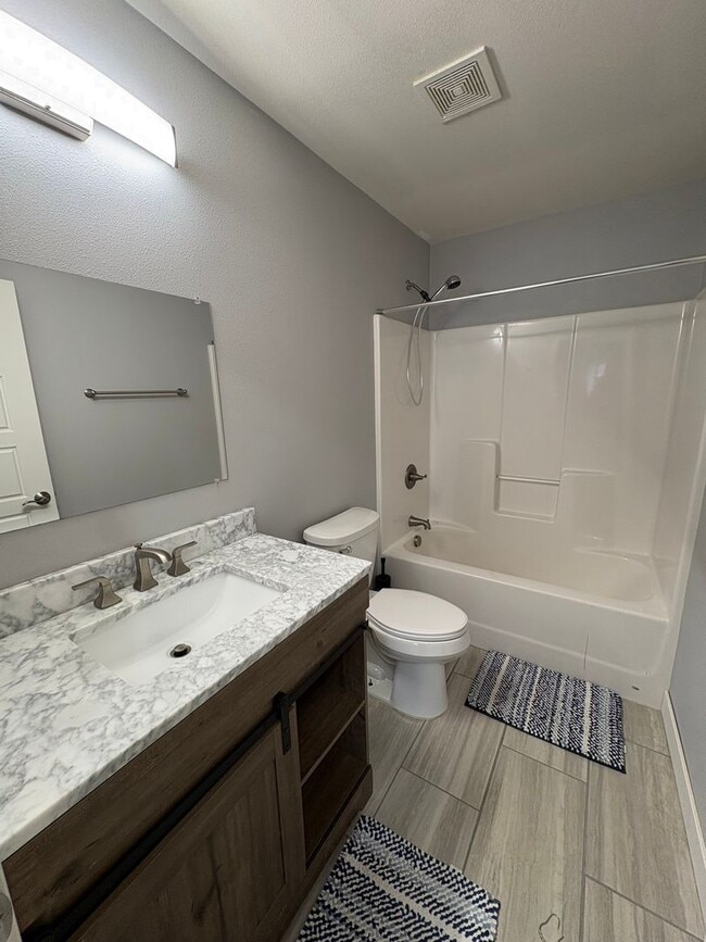 Building Photo - 4 Bedroom Home