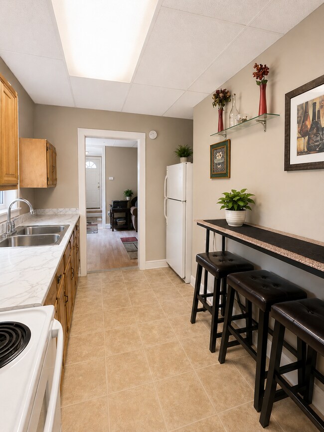 Building Photo - AVAILABLE Immediately - 2 BED 1 BATH