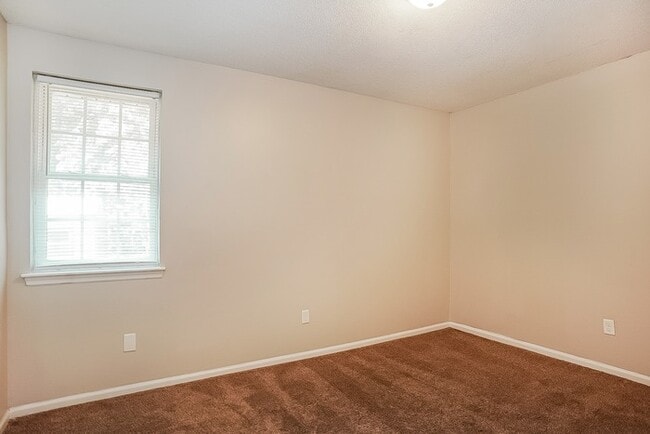 Building Photo - 3 Bedroom Brick Home