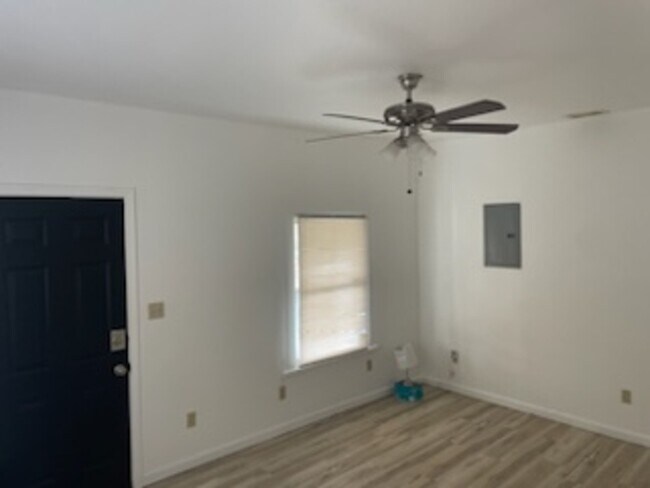 Building Photo - 1415 Longfield Ave