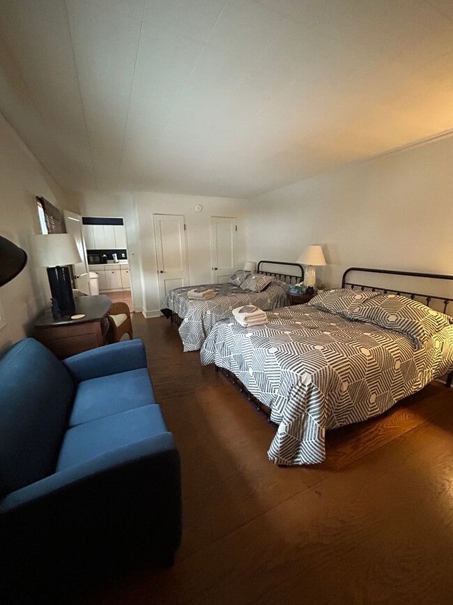 Building Photo - 4 Bed, 2 Bath House